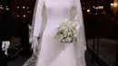 Gaun pernikahan yang dikenakan Meghan Markle ditampilkan pada pameran A Royal Wedding di Kastil Windsor, London, 25 Oktober 2018. Pengunjung dapat melihat sulaman yang rumit pada kerudung yang dikenakan Meghan Markle secara dekat. (AP/Matt Dunham)
