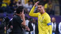 Pemain Al-Nassr, Cristiano Ronaldo, meluapkan kekecewaan kepada wasit saat melawan Al-Ain di Liga Champions Asia 2023/2024 di Al-Awal Park Stadium, Selasa (12/3/2024). (AFP/Fayez Nureldine)