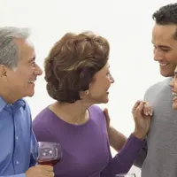 Manfaatkan setiap momen pertemuanmu dengan sang calon mertua untuk memberikan kesan baik di matanya. (Foto: huffingtonpost.com)