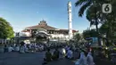 Warga melaksanakan salat Idul Fitri 1441 H berjemaah di Masjid Jami Assa'Dah kebayoran Lama, Jakarta, Sabtu (24/5/2020). Warga yang hendak salat Id diwajibkan untuk menerapkan protokol kesehatan. (Liputan6.com/Johan Tallo)