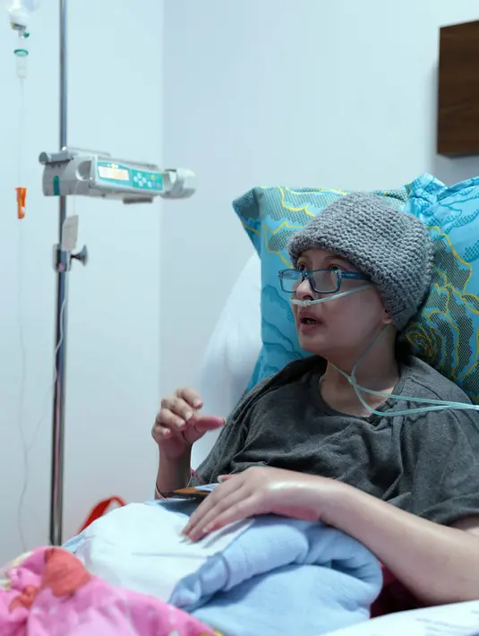 Kesulitan hidup yang dirasakan hingga kedua putrinya berhenti dari sekolahnya lantaran kekurangan biaya. Aurelia Callista dan yang kedua Alika Pandora Salvine setia menjaga ibunda di rumah sakit. (Deki Prayoga/Bintang.com)