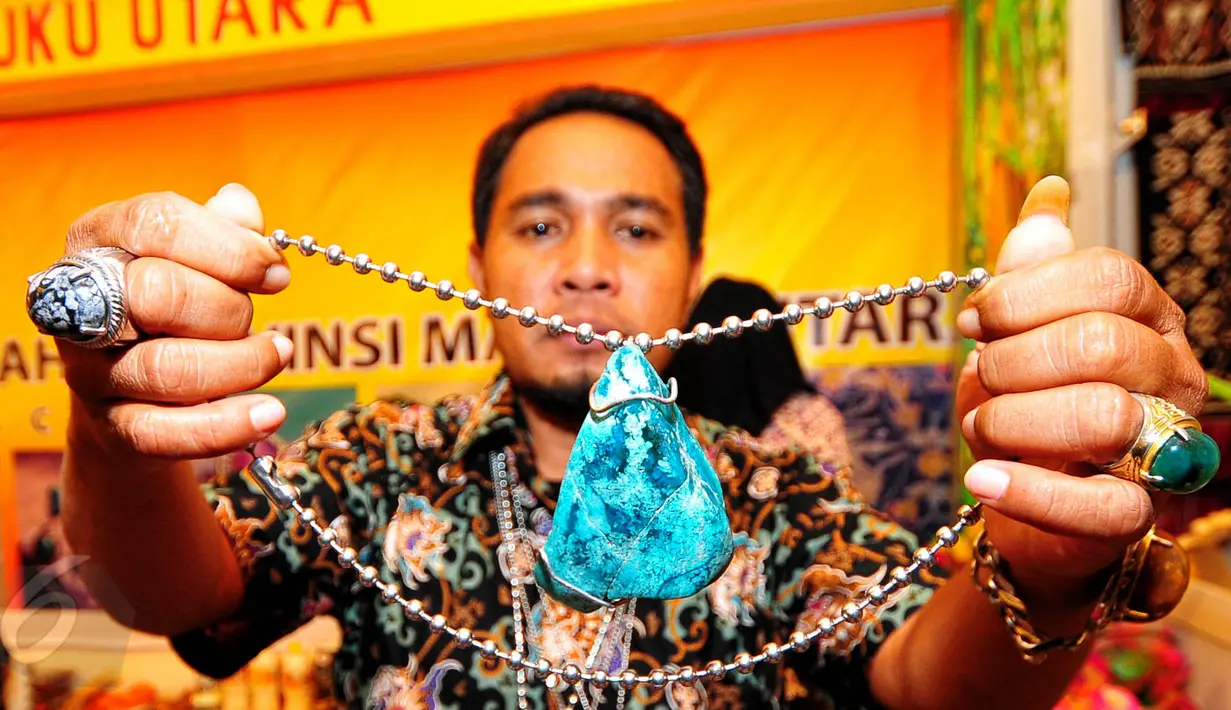 Maluku Utara menampilkan batu Bacan Doku yang tengah naik pamor saat pameran di gedung SMESCO, Jakarta, Jumat (5/6/2015). Pameran ini diikuti 116 peserta dari 33 provinsi dalam rangka HUT Dekranas Ke–35. (Liputan6.com/Yoppy Renato)