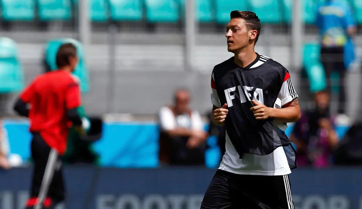 Gelandang serang Jerman, Mesut Oezil, terlihat siap berlaga melawan Portugal di penyisihan Piala Dunia 2014 Grup G, (15/6/2014). (REUTERS/Marcos Brindicci)