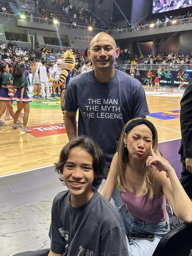 Bunga Citra Lestari saat nonton pertandingan basket. [@tikoaryawardhana]