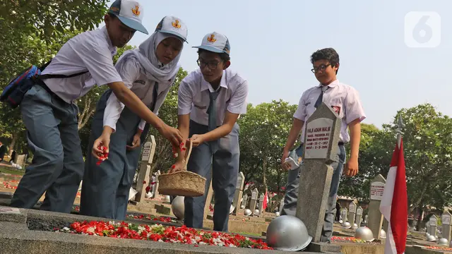 Para Pelajar Ziarah dan Tabur Bunga di TMPN Kalibata