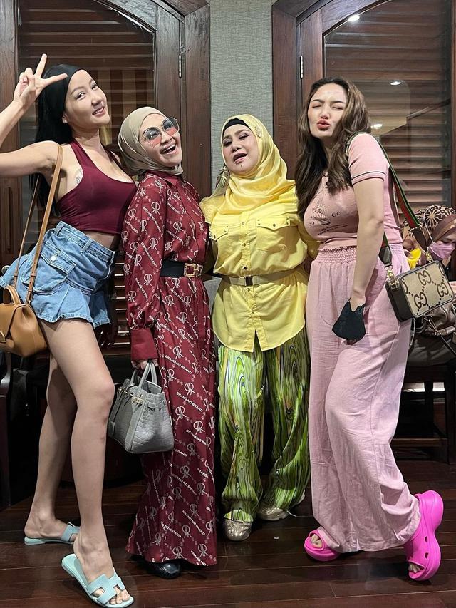 Turun Berat Badan 10 Kg, Ini 6 Potret Siti Badriah Pasca Setahun Melahirkan