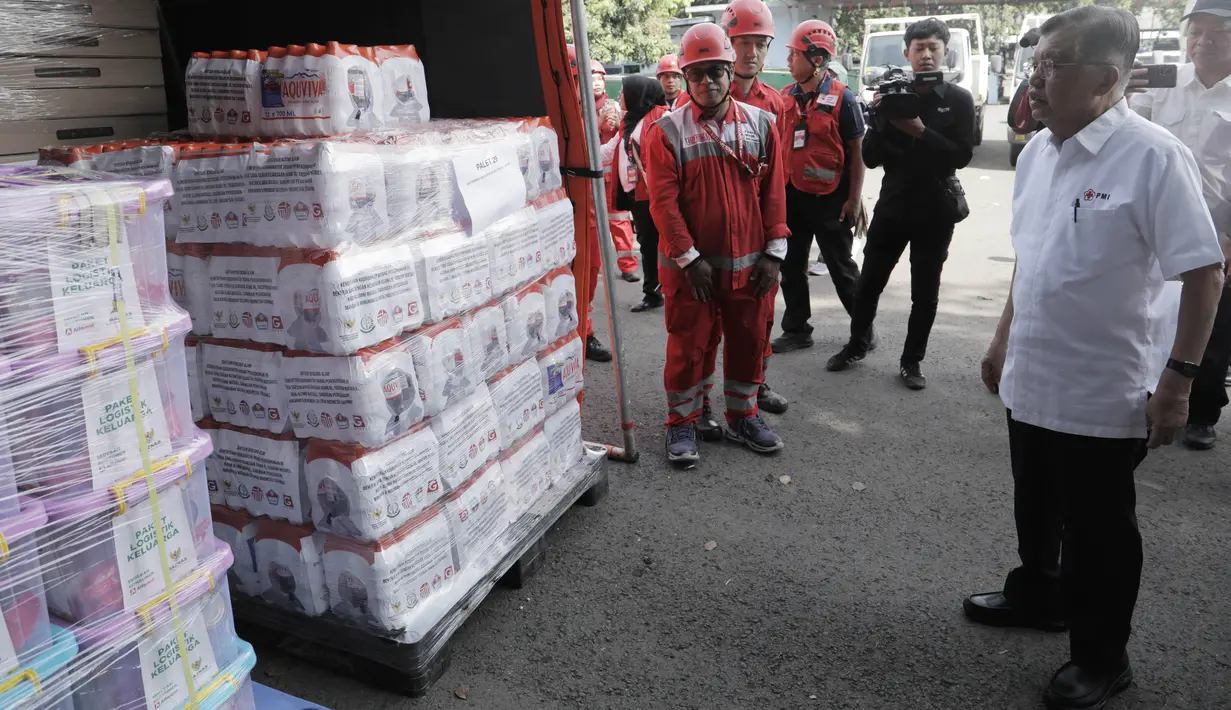 Dia menekankan bahwa proses rehabilitasi membutuhkan waktu dan sumber daya besar mengingat jumlah rumah rusak mencapai puluhan ribu dan jutaan warga terdampak. Tampak dalam foto, Ketua Palang Merah Indonesia (PMI), Jusuf Kalla saat meninjau gudang logistik PMI di Pangkalan Udara (Lanud) Halim Perdanakusuma, Jakarta, Senin (1/12/2025). (ADE/Staff Media JK)