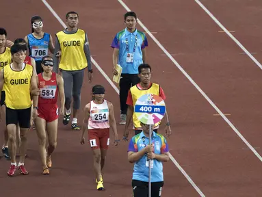 Para atlet cabang para atletik di nomor lari 400 meter putri klasifikasi T11 pada Asian Para Games 2018, di Stadion Utama Gelora Bung Karno Jakarta, Kamis(11/10/2018).  (Bola.com/Peksi Cahyo)