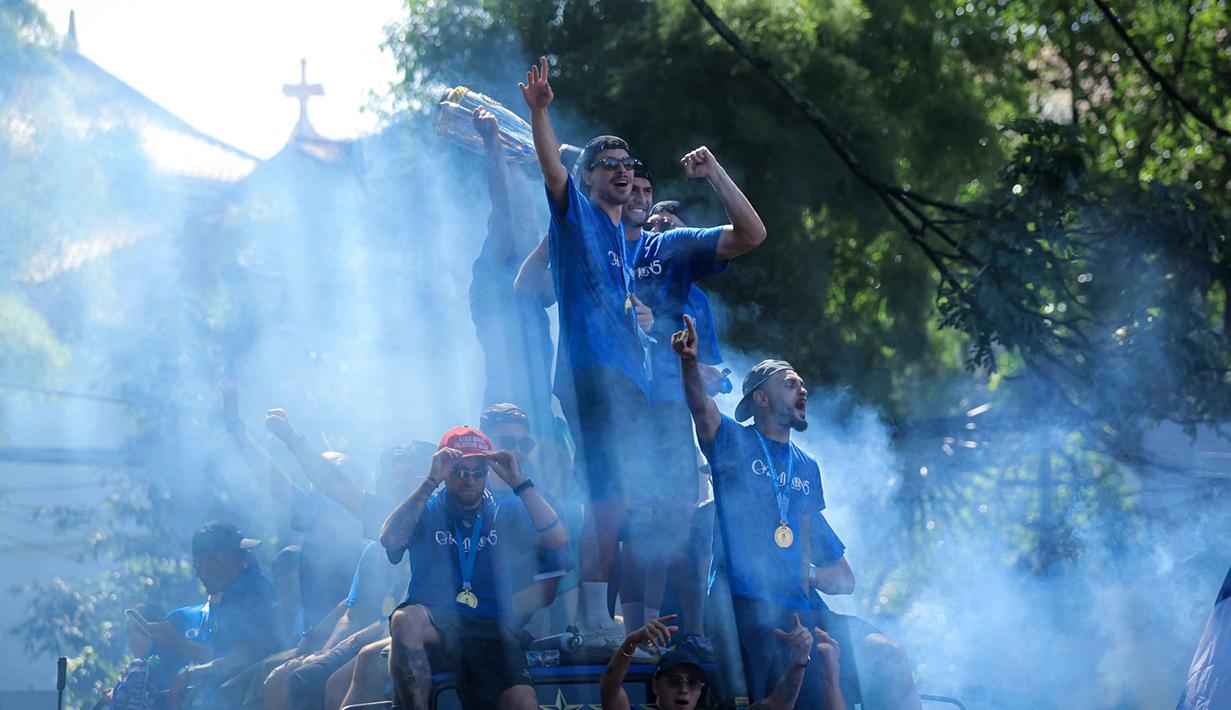 Tim dan ofisial Persib Bandung menyapa warga saat konvoi juara BRI Super League 2025/2026 di Bandung, Jawa Barat, Minggu (24/5/2026). (Bola.com/Bagaskara Lazuardi)