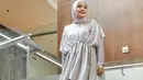 Kamu juga bisa pilih kaftan printing dengan material satin seperti desainer Ria Miranda ini. Elegan! (Instagram/riamiranda).