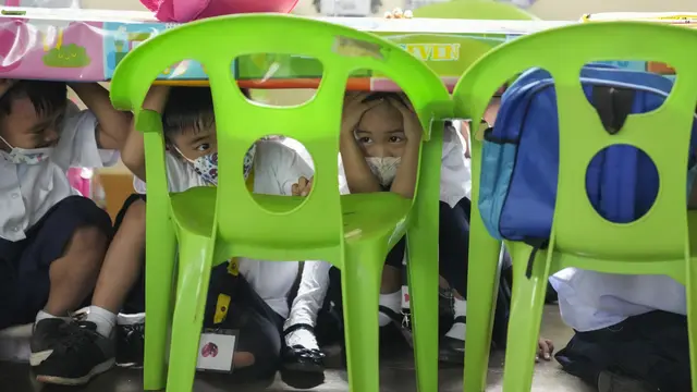 Simulasi Gempa Anak Sekolah di Filipina