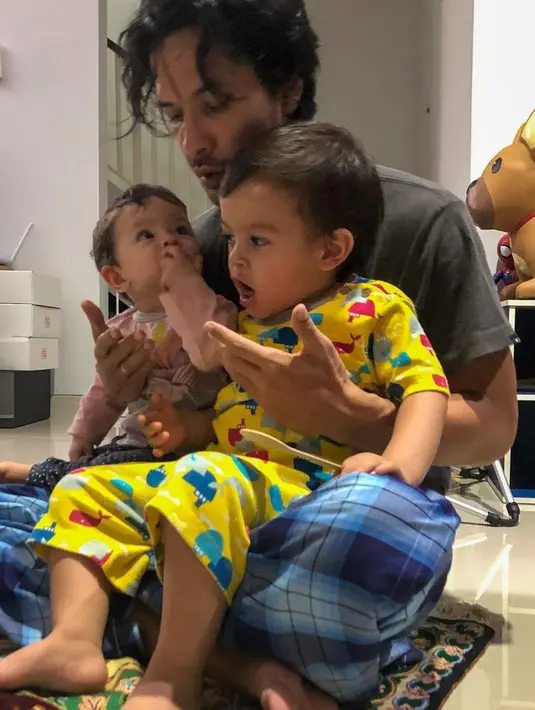 Edward Akbar Bersama Anak (Instagram/edward_akbar)