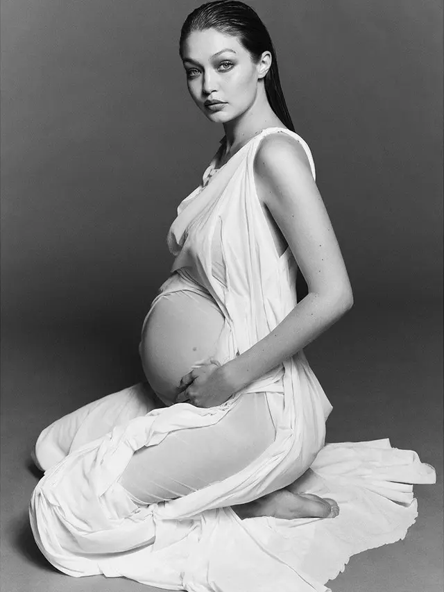 6 Gaya Gigi Hadid saat Maternity Shoot Bertema Monokrom, Curi Perhatian