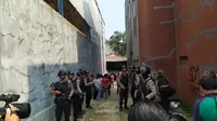 Jalan menuju rumah terduga teroris E di Cibinong, Bogor dijaga ketat pada Sabtu (18/5/2019). (Liputan6.com/ Achmad Sudarno)