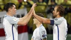 Striker Inggris, Harry Kane, bersama Michael Keane, melakukan selebrasi usai mencetak gol ke gawang Lithuania pada laga kualifikasi Piala Dunia di Stadion Vilnius, Minggu (8/10/2017). Inggris menang 1-0 atas Lithuania. (AP/Mindaugas Kulbis)
