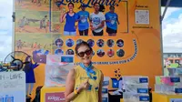 Founder Yayasan Cinta Kembali, Amelia Ganeshanty, yang mengisisasi kegiatan donasi dan lelang sepatu pada Maybank Marathon 2024, di Bali United Training Center di Gianyar, Bali, Sabtu (24/8/2024). (Bola.com/Yus Mei Sawitri)