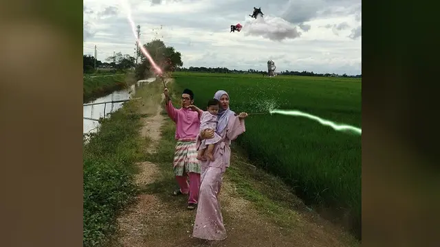 Mayoritas orang-orang akan melakukan foto keluarga dengan pose yang formal.