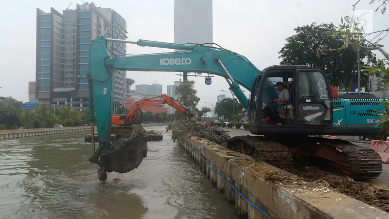 Antisipasi Pendangkalan, Alat Berat Keruk Endapan Lumpur Kalimalang