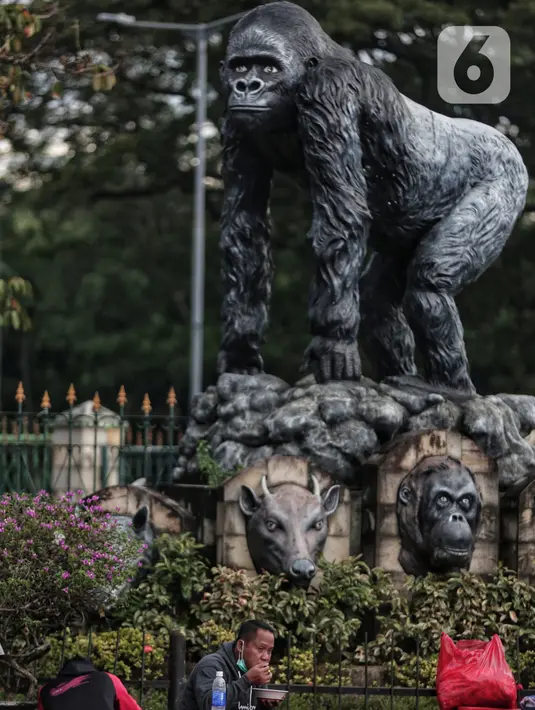 Susana pintu depan Ragunan yang tutup di Jakarta, Senin (25/5/2020). Pada musim libur lebaran Taman Margasatwa Ragunan yang biasa ramai pengunjung masih tutup karena masih dalam masa pemberlakuan Pembatasan Sosial Berskala Besar (PSBB). (Liputan6.com/Johan Tallo)