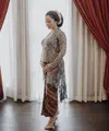Nikita Willy tampil mengenakan kebaya lace warna keunguan berbordir bunga, dipadukan obi dan kain lilit cokelatnya. (@nikitawillyofficial94)