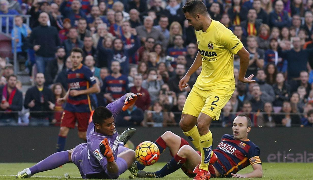 Pemain Barcelona Andres Iniesta (kanan) menhalau bola dari hadangan pemain Villarreal Alphonse Areola (kiri) dan Mario Gaspar pada lanjutan La Liga Spanyol di Stadion Camp Nou, Barcelona, Spanyol, MInggu (8/11/2015). (REUTERS/Albert Gea).