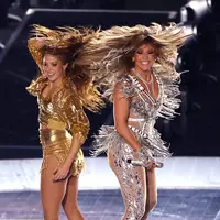 Penampilan Jennifer Lopez dan Shakira dalam Super Bowl Halftime Show di Hard Rock Stadium, Miami Gardens, Florida, Amerika Serikat, Minggu (2/2/2020). Tampil seksi, Jennifer Lopez dan Shakira sukses memanaskan panggung Super Bowl Halftime Show. (Elsa/Getty Images/AFP)