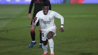 Pemain muda Real Madrid, Vinicius Jr, berselebrasi setelah mencetak gol ke gawang Real Sociedad dalam laga jornada 25 La Liga, Selasa (2/3/2021) dini hari WIB. (AP Photo/Bernat Armangue)