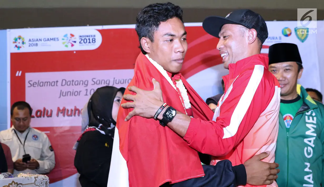 Pelari muda Indonesia, Lalu Muhammad Zohri (tengah) disambut mantan pelari nasional, Suryo Agung saat penyambutan di Terminal 3 Bandara Soetta, Tangerang, Selasa (17/7). Lalu M Zohri meraih emas lari 100m putra U-20 IAAF. (Liputan6.com/Helmi Fithriansyah)
