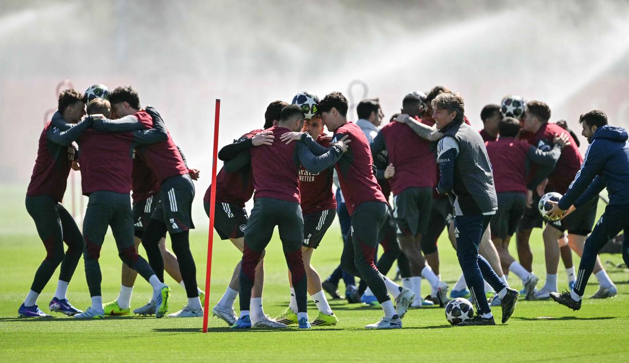 Latihan ini sebagai persiapan berlaga melawan Sporting CP di pertandingan leg pertama perempat final Liga Champions 2025/2026. Tampak dalam foto, para pemain berusaha membawa bola tanpa menjatuhkannya saat mengikuti sesi latihan tim di pusat pelatihan Arsenal di London Colney, utara London, pada Senin 6 April 2026. (Glyn KIRK/AFP)