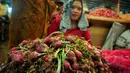 Aktivitas penjualan bawang merah di Pasar Induk sayur dan buah, Kramat Jati, Jakarta, Jumat, (13/3/2015). Harga bawang merah di sejumlah pasar menembus Rp 30 ribu per kg atau mengalami kenaikan Rp 2000-5000/kg. (Liputan6.com/Yoppy Renato)