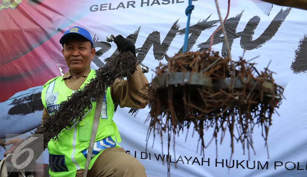 Relawan Saber menunjukan ribuan ranjau paku yang telah berhasil dikumpulkan di Jakarta, Minggu (7/8). Sebanyak 1,5 ton ranjau paku berhasil diamankan oleh para relawan tersebut dari jalan-jalan yang berada di wilayah Jakarta. (Liputan6.com/AnggaYuniar)