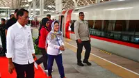 Presiden Joko Widodo atau Jokowi didampingi Ibu Negara Iriana di Stasiun KCJB Whoosh Halim Jakarta Timur, Jumat (19/7/2024) (Vico - Biro Pers Sekretariat Presiden)