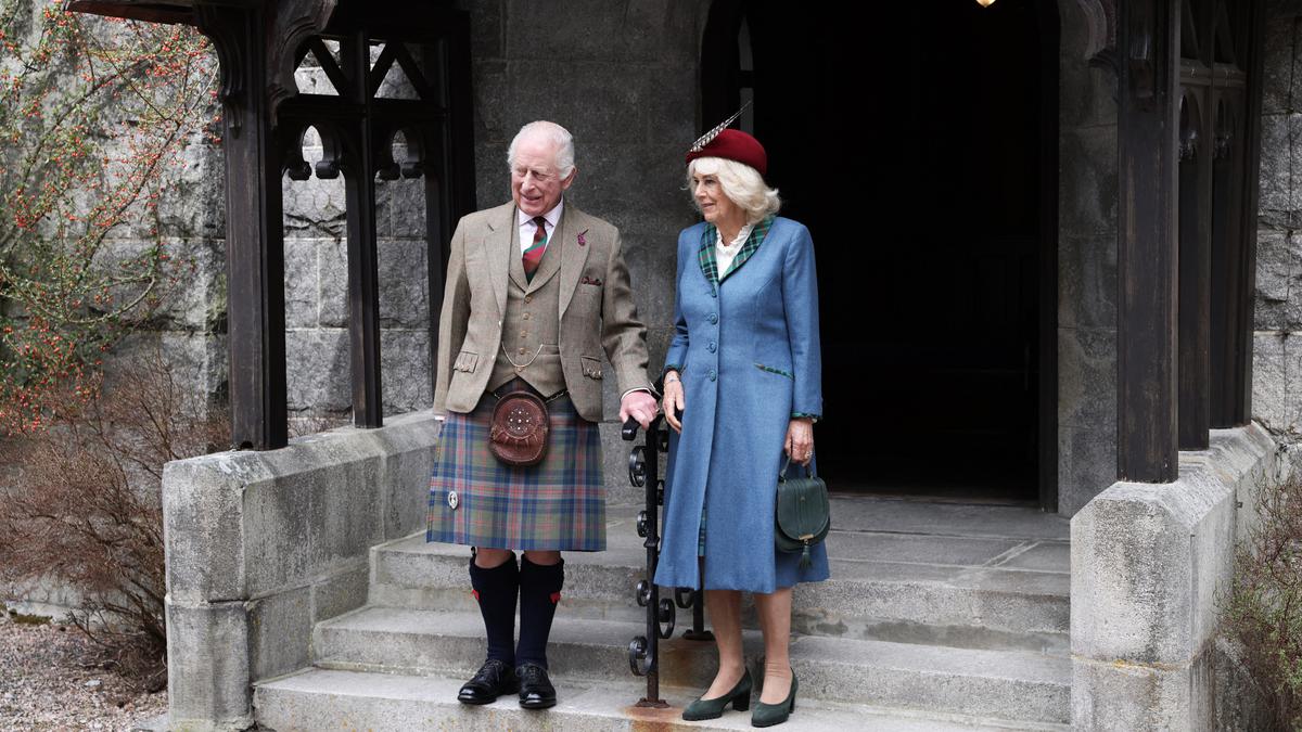 Raja Charles dan Ratu Camilla Tampil Serasi dengan Tartan Saat Rayakan Ultah Pernikahan di Skotlandia