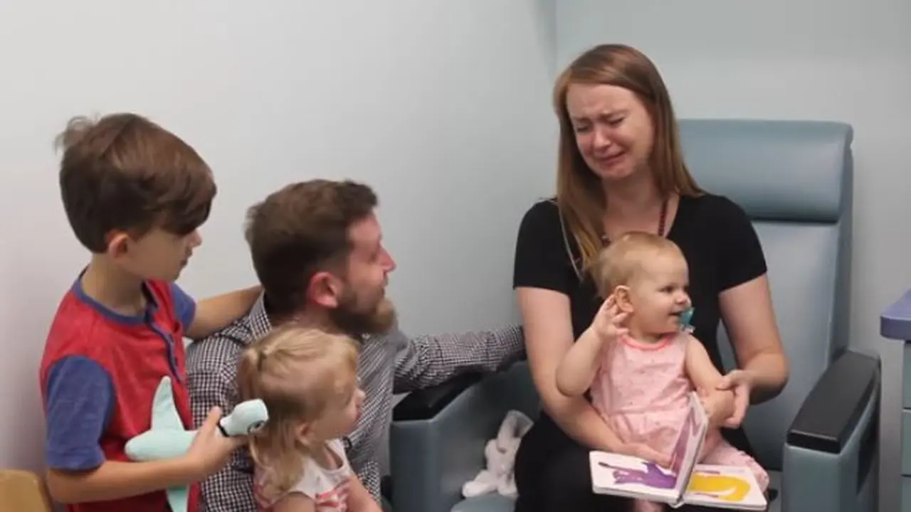 Reaksi ibu melihat putrinya bisa mendengar pertama kali (Foto: Youtube/Cook Children's Health Care System)