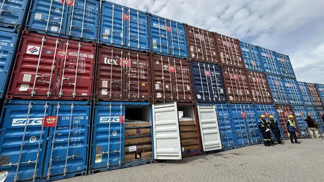 konferensi pers pengungkapan 87 kontainer pelanggaran ekspor produk turunan CPO di Tanjung Priok, Jakarta Utara, Kamis (6/11/2025). (Liputan6.com/Tira)