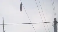 Nadin tergantung di kabel sutet setinggi 15 meter. (Pramita/Liputan6.com)