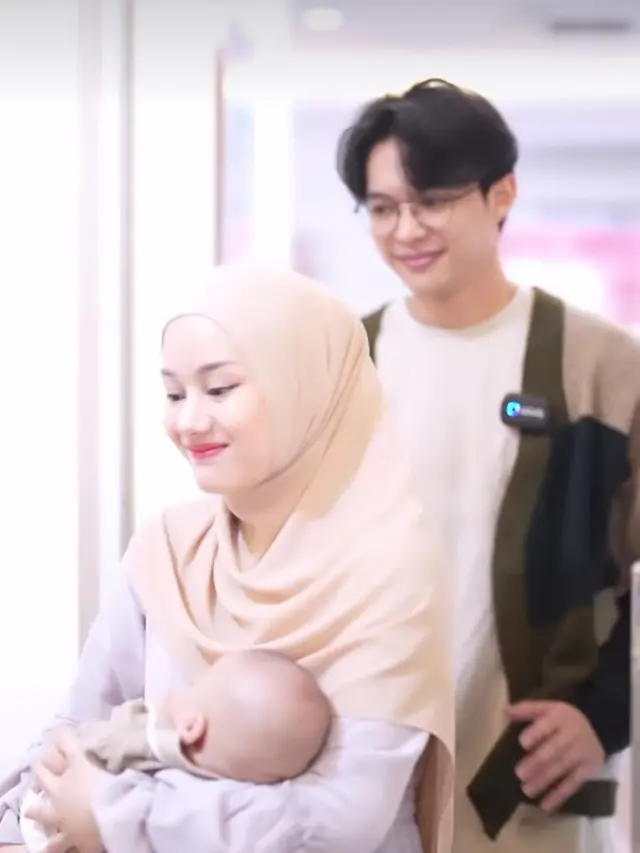 Dinda Hauw dan Rey Mbayang memutuskan agar dua anaknya disunat saat usianya masih usia dini (Foto: instagram dindahw)
