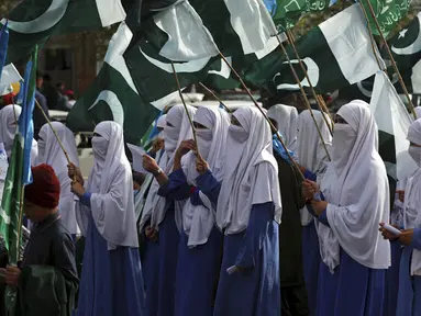 Wanita pendukung partai Islam Pakistan Jamaat-e-Islami berpartisipasi dalam unjuk rasa memperingati Hari Perempuan Internasional di Islamabad, Pakistan, 8 Maret 2022. (AP Photo/Rahmat Gul)