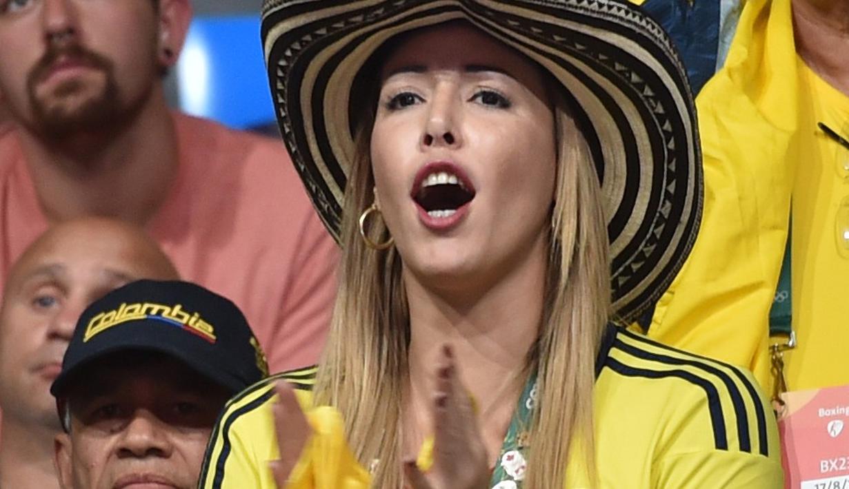 Fans Cantik memberikan dukungan saat atlet Kolombia berlaga pada ajang tinju Olimpiade Rio 2016 di Rio de Janeiro, (17/8/2016).  (AFP/Yuri Cortez)