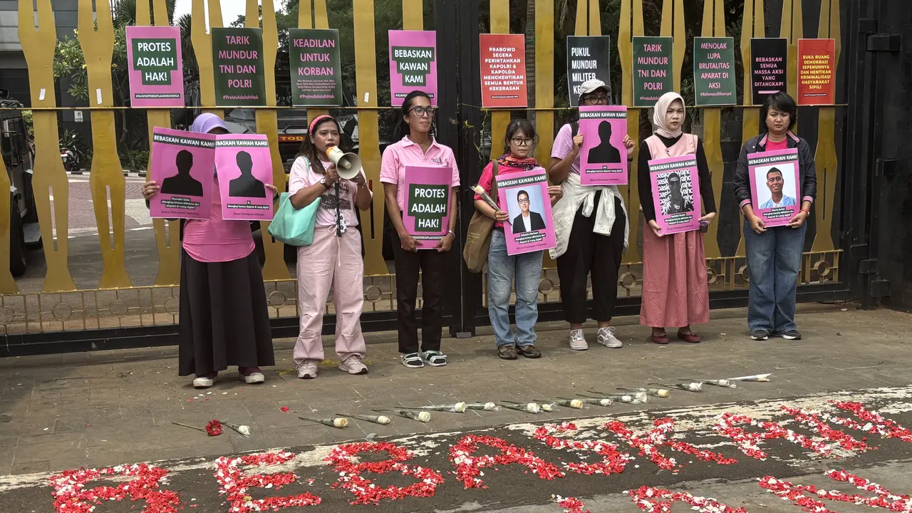 Puluhan perempuan yang mengatasnamakan Aliansi Perempuan Indonesia menggelar aksi damai di depan Gerbang Polda Metro Jaya, Jalan Jenderal Sudirman, Rabu (17/9/2026) (Liputan6.com/Ady Anugrahadi)