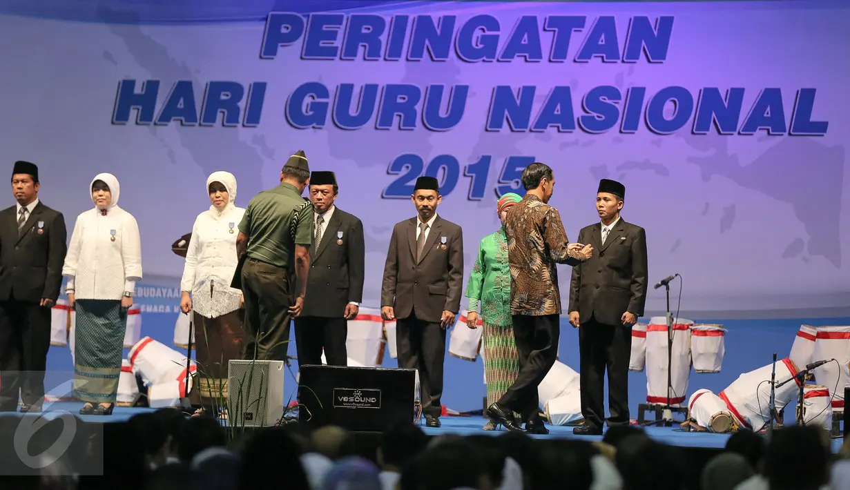 Presiden Joko Widodo (Jokowi) memberikan Tanda Kehormatan Setya Lenca Pendidikan kepada guru yang berjasa  saat Peringatan Hari Guru Nasional 2015, Istora Senayan, Jakarta, Selasa (24/11). (Liputan6.com/Faizal Fanani)
