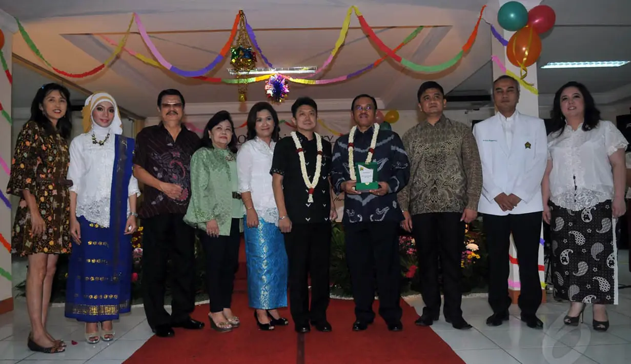 Pimpinan, dokter dan staf Rumah Sakit Harapan Bunda Jakarta saat berfoto bersama, (20/9/14). (Liputan6.com/Johan Tallo) 
