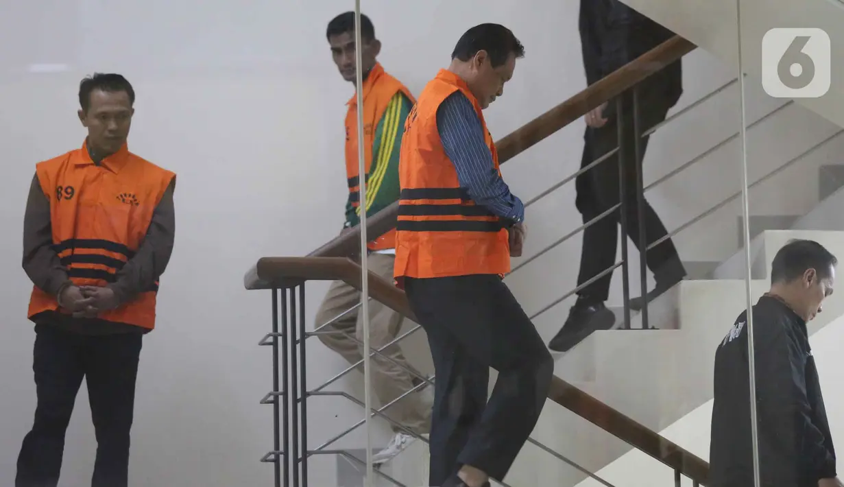 Bupati Muara Enim, Edison (ketiga kiri), berjalan meninggalkan gedung Merah Putih Komisi Pemberantasan Korupsi (KPK) usai menjalani pemeriksaan, Jakarta, Selasa (9/6/2026). (Liputan6.com/Helmi Fithriansyah)