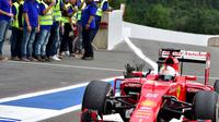 Sebastian Vettel masuk pit usai ban kanan belakang meledak di lap terakhir balapan (REUTERS/Andrej Isakovic)