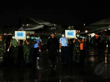 Tim SAR gabungan menerima 10 jenazah korban pesawat AirAsia QZ8501 di Pangkalan Udara TNI Angkatan Laut Juanda, Surabaya, Jumat malam (2/1). (Liputan6.com/Johan Tallo)