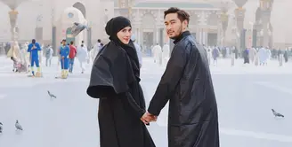 Saat menjalani umrah di Tanah Suci, penampilan Syahnaz terlihat berbeda. Istri Jeje Govinda ini tampak selalu mengenakan hijab. [Foto: instagram/syahnazs]