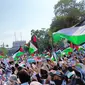 Ratusan warga menggelar aksi damai bela Palestina di depan kantor Kedubes Amerika Serikat, Minggu (17/12/2023). (Merdeka.com/ Rahmat Baihaqi)