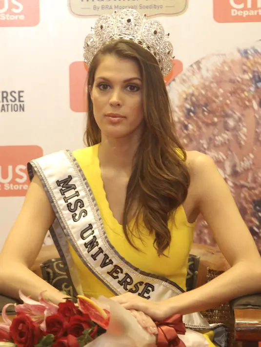 Usai dinobatkan sebagai Puteri Indonesia 2017 pada Jumat (31/3), Bunga mendapat kesempatan melewati serangkaian kegiatan bersama Miss Universe 2016, Iris Mittenaere. Banyak hal juga yang diambil untuk pelajaran oleh Bunga. (Galih W. Satria/Bintang.com)