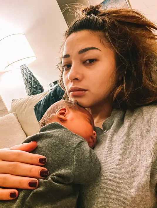 Menjalani peran sebagai ibu muda, kini Nikita Willy terlihat semakin tampil sederhana.