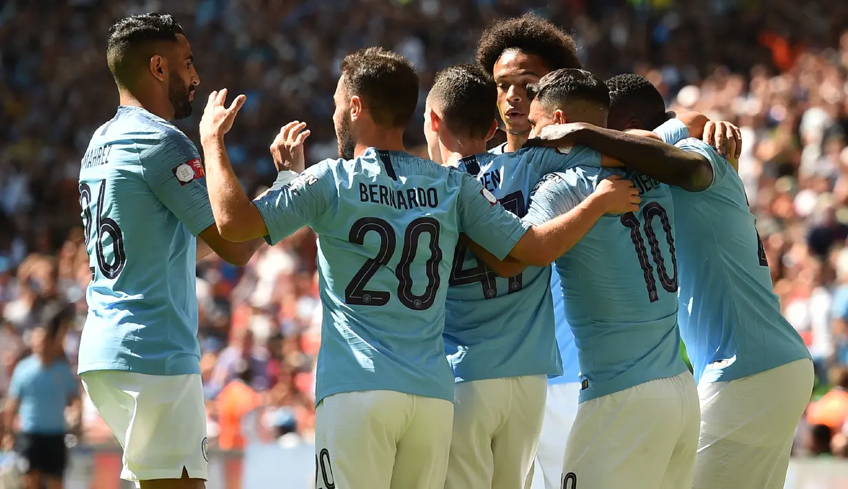 Para pemain Manchester City merayakan gol yang dicetak Sergio Aguero ke gawang Chelsea pada laga Community Shield di Stadion Wembley, London, Minggu (5/8/2018). Man City menang 2-0 atas Chelsea. (AFP/Glyn Kirk)
